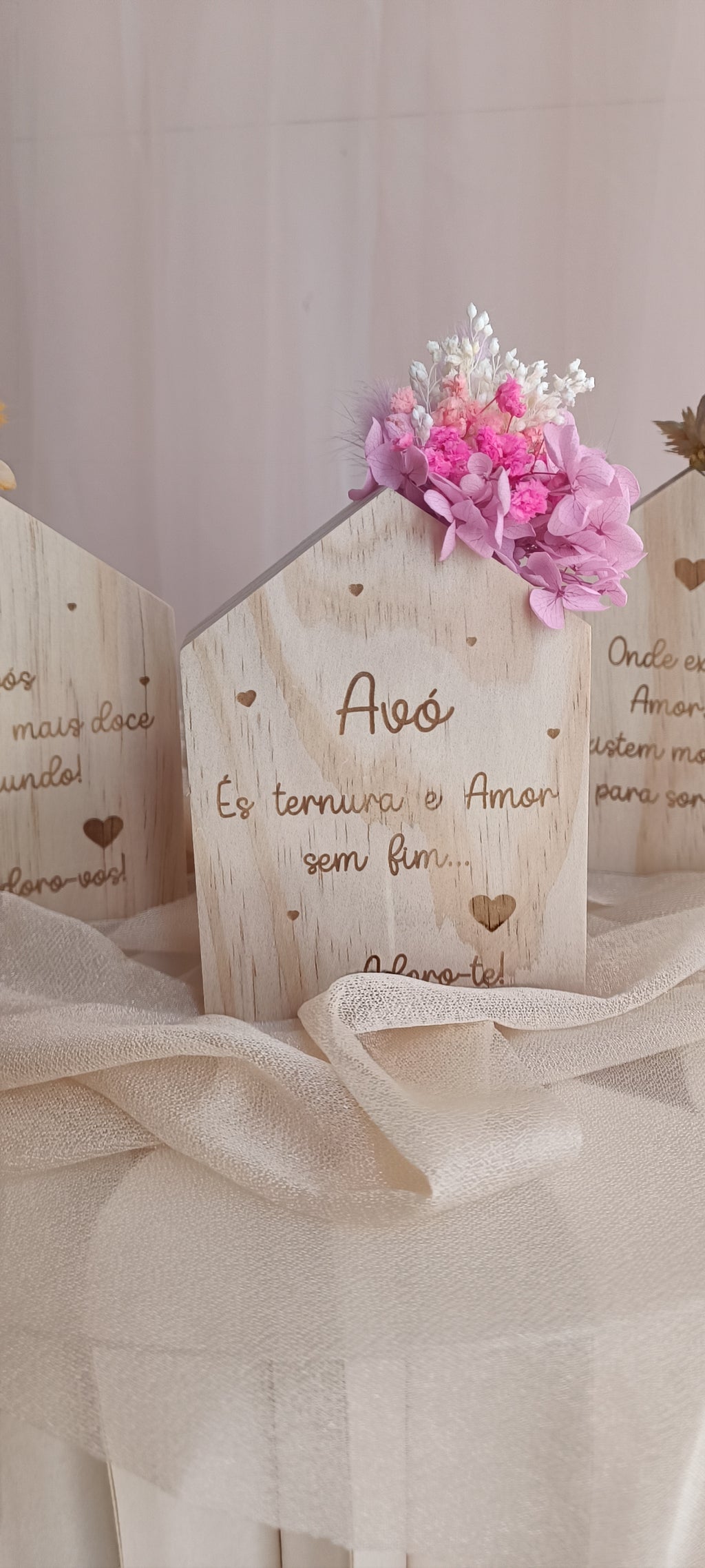 Casinha de madeira personalizada com flores secas