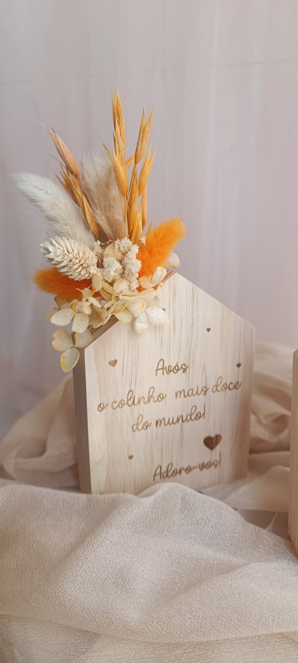 Casinha de madeira personalizada com flores secas