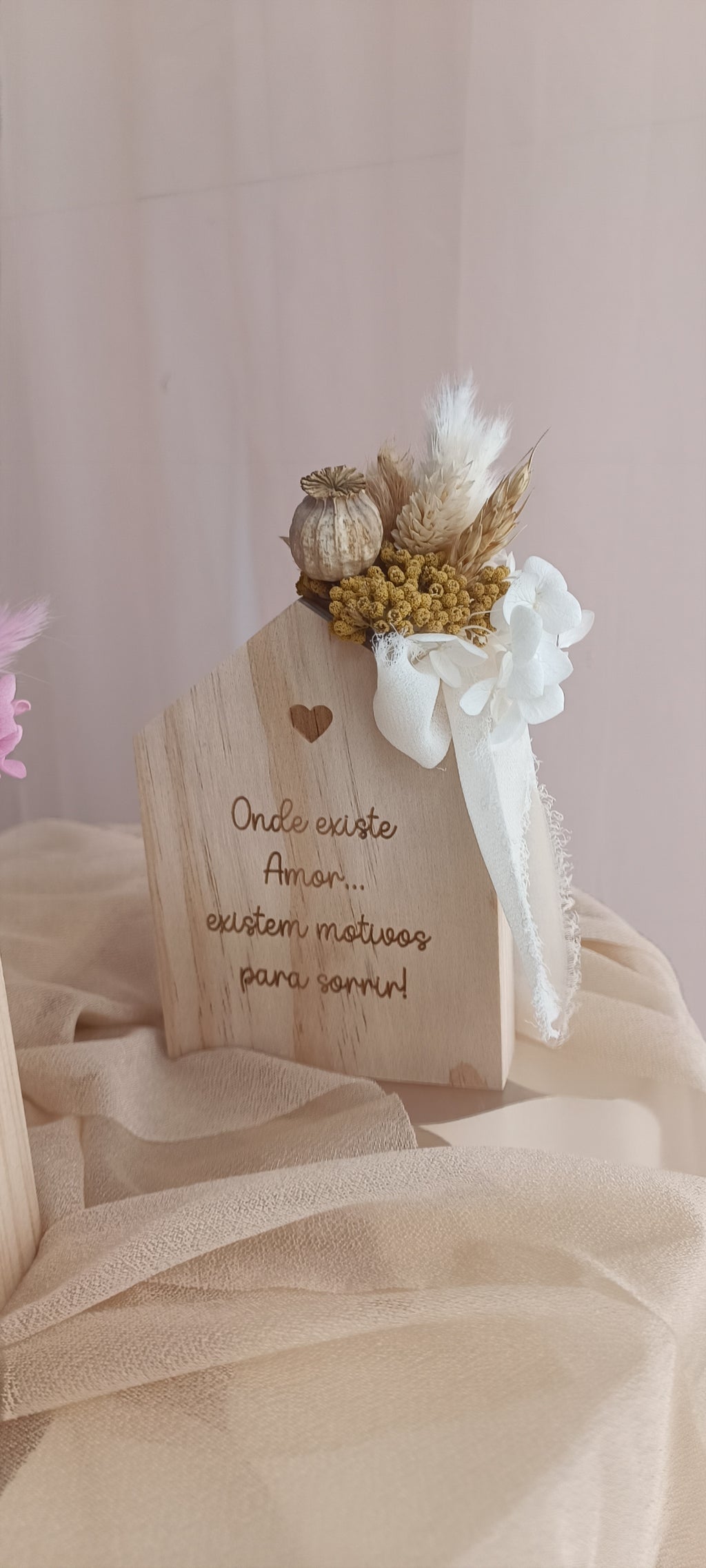 Casinha de madeira personalizada com flores secas