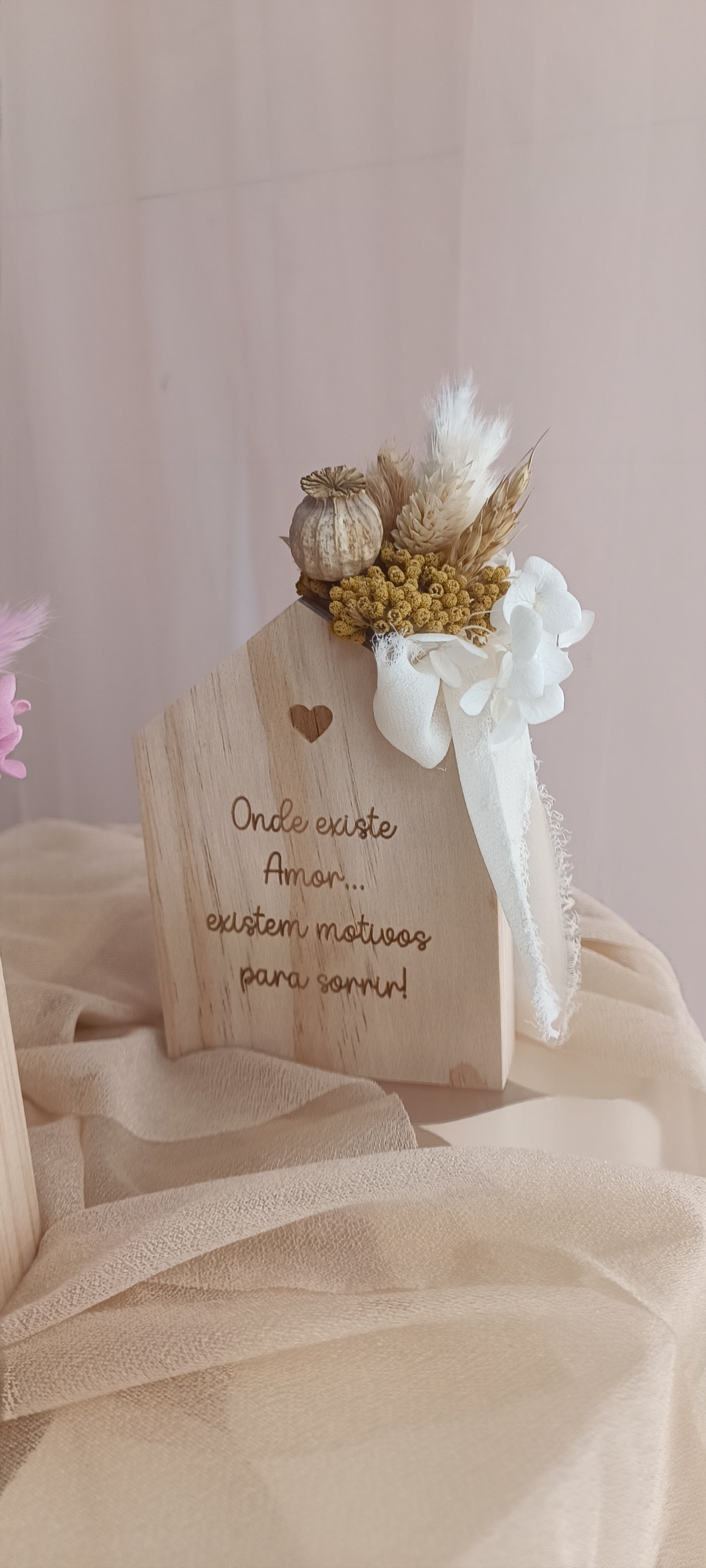 Casinha de madeira personalizada com flores secas