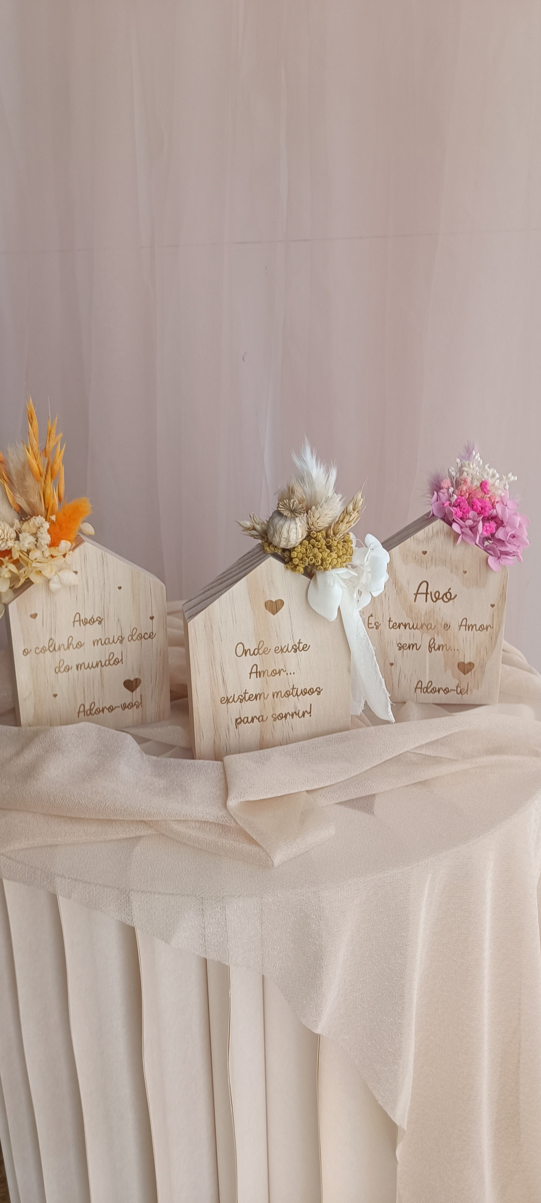 Casinha de madeira personalizada com flores secas